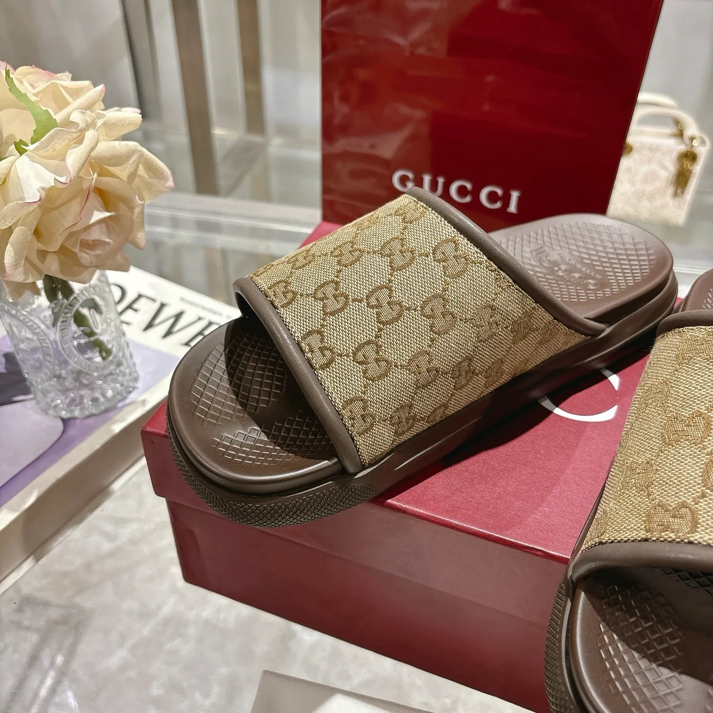 p400🐮🐮New summer men's slip-on slippers. Inspired by the summer spirit and beach clubs of the Italian coast, this piece is part of Gucci Lido. The Pre-Fall collection reinterprets the brand's signature elements and sophisticated patterns in a contemporary way. Made from black rubber, these flat sandals feature a slip-on design that reinterprets the brand's distinctive green and red web design. GG Classic Upper Men's Molded Rubber Footbed Gucci Logo Flat Made in Italy Size: Men's 40 to 47,